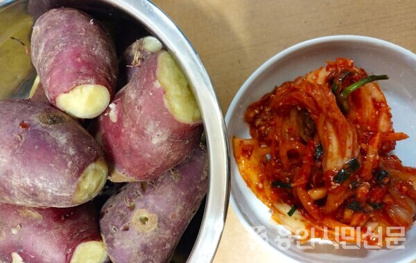 김장 날 저녁 밥상에 올라온 텃밭에서 키운 고구마와 김장김치.