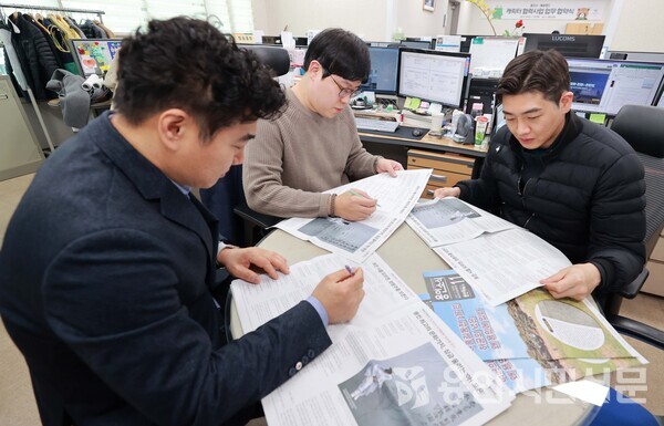 용인소식지 편집팀이 회의를 하고 있는 모습.