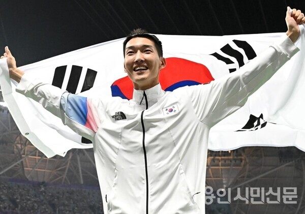 우상혁 선수가 2022 항저우 아시안게임 육상 남자 높이뛰기에서 은메달을 따냈다.