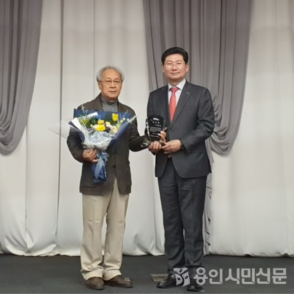 홍순석 강남대 명예교수가 '2023년 용인문화예술 공로자 표창 시상식'에서 감사패를 받았다.