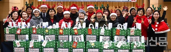 지난 18일 주민 10명이 산타로 변신해 취약계층 노인 가정에 직접 방문, 선물 꾸러미를 전달했다.