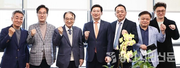 대한민국 연극제를 용인시에 유치하기 위해 뜻을 모은 이상일 시장(가운데)과 용인문화재단 김혁수 대표이사(왼쪽에서 두 번째), 이순재 배우(왼쪽에서 세 번째)를 포함한 대한민국 연극 분야 관계자들의 모습.