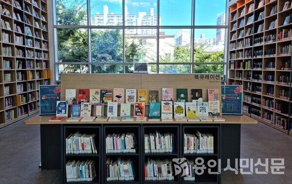 용인특례시가 올해 공공도서관 20곳의 장서 15만 권을 늘린다. 사진은 수지도서관 열람실.