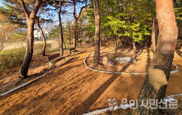 2023년 11월 수지구 상현동 서봉숲속근린공원 내 산책로 일부 구간 맨발길 조성 공사가 진행되고 있는 모습./사진 용인시