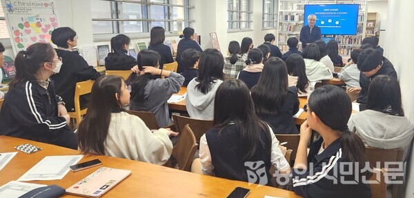 용인시 도서관에서 운영하는 휴먼북 서비스가 중·고등학교로 확대 운영된다. 사진은 학교에서 휴먼북 강연이 열리고 있는 모습.
