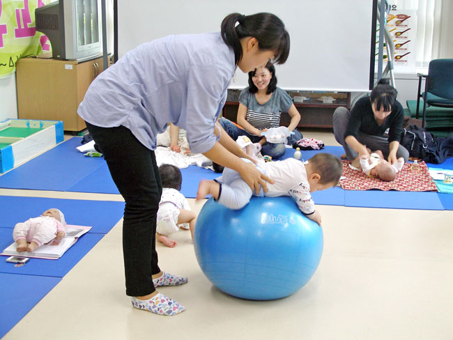 구청 보건소 출산장려 프로그램에 참여하고 있는 임산부들이 아기 케어 교육을 받고 있다.(자료사진)