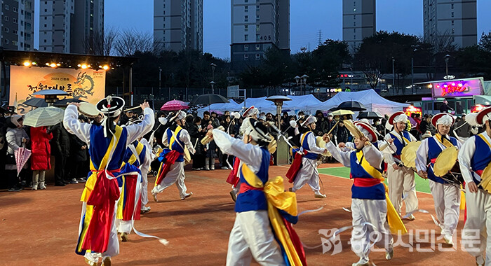 수지구 신봉동에선 정월대보름 맞이 민속축제가 신봉 체육공원에서 열렸다.(사진은 농악단 공연 모습)