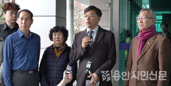 용인경전철 주민소송단이 파기환송심 판결 후 서울고법에서 기자회견을 하고 있다.