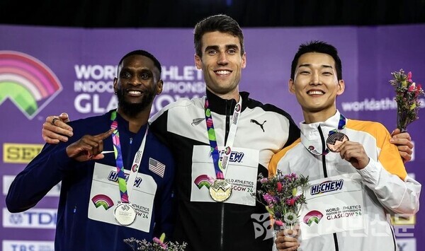 우상혁 선수가 세계실내육상선수권 남자 높이뛰기 대회에서 동메달을 목에 걸었다./사진 출처 : 대회 우승을 차지한 뉴질랜드 해미시 커 선수 SNS