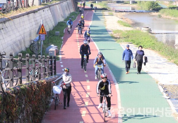 시민들이 처인구 천변을 자전거를 이용해 달리고 있다.(자료사진)