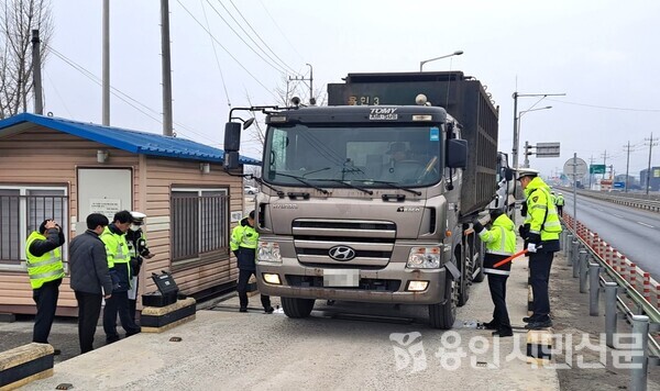 용인동부경찰서가 도로교통안전공단 경기남부본부, 수원 국토관리사무소와 함께 화물차 합동단속을 벌이고 있는 모습.