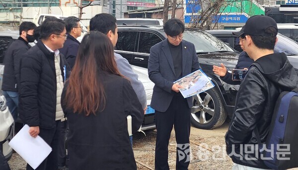 용인특례시의회 김병민 의원이  탄천변 쌈지공원 조성 현장을 찾았다.