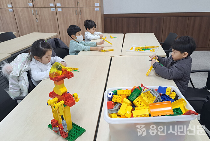 용인특례시 기흥구 동백2동 주민자치센터의 창의과학 강좌에 어린이들이 참여하고 있다(사진 제공 용인시)