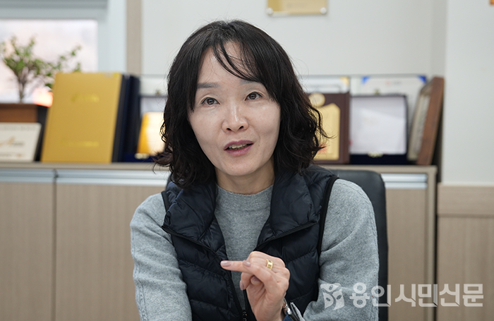 김민정 용인모두의햇빛협동조합 이사장이 설립 배경과 계획에 대해 설명하고 있다.